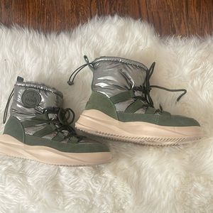 Last years model. Still in stores one size too big . Worn a few times.